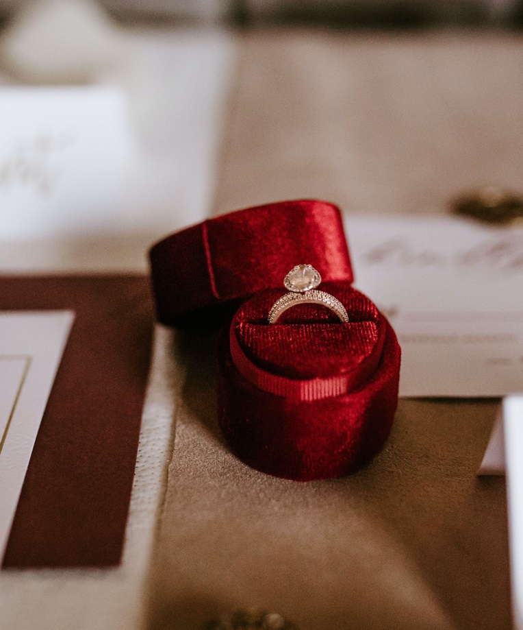 Verlobungsring mit Namen: ein denkwürdiges Geschenk