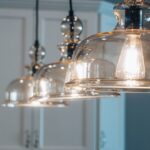 Moderne hängelampen boven een elegante keuken en eettafel, die een stijlvolle en functionele verlichting bieden.