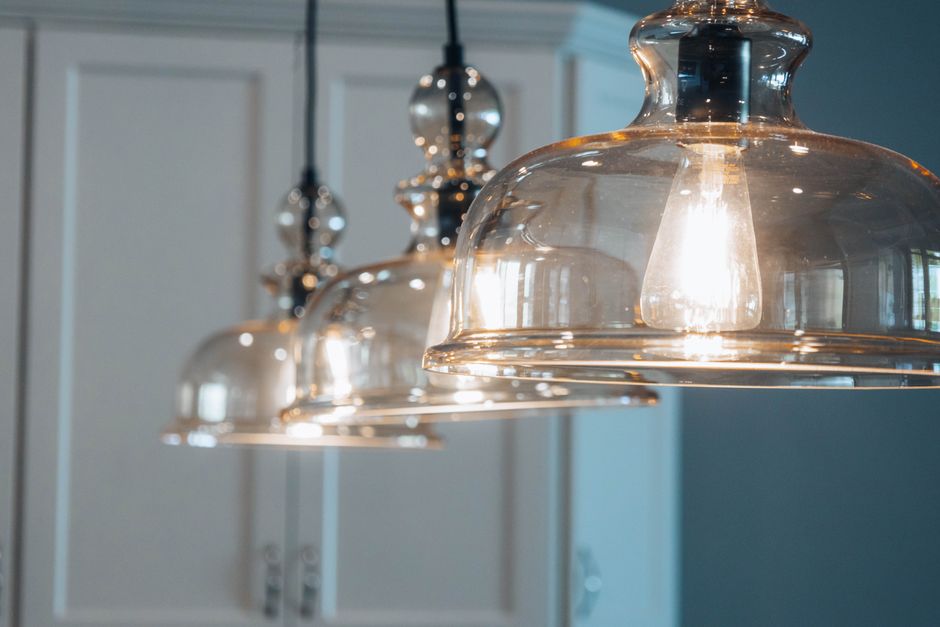 Moderne hängelampen boven een elegante keuken en eettafel, die een stijlvolle en functionele verlichting bieden.